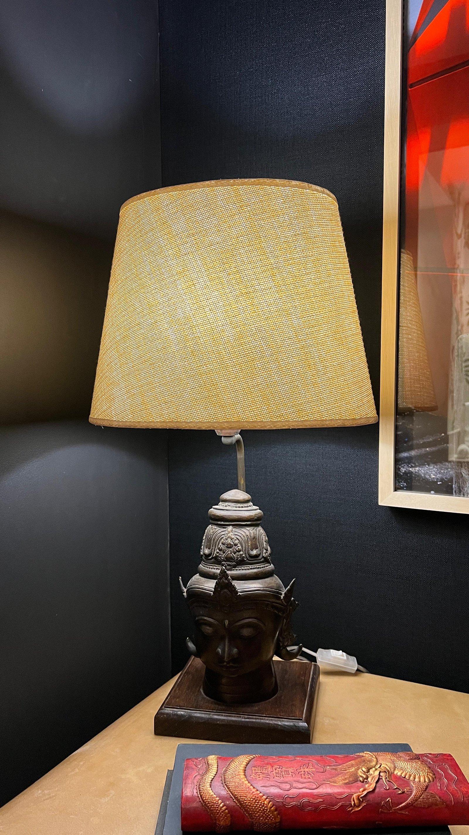Lámpara de mesa estilo oriental con base de buda y cuadro abstracto — proyecto EXPERIENCIA LIVING 26, por DESDE ASIA, en Cam. de los Remeros 1585